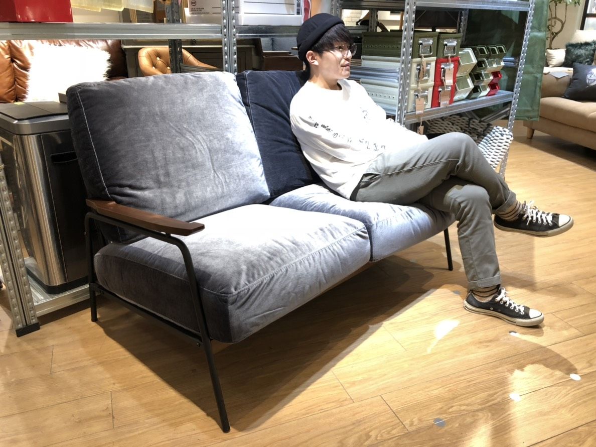 コンパクトで光沢感のクールなソファ | 【BOOMS】個性派家具専門店 