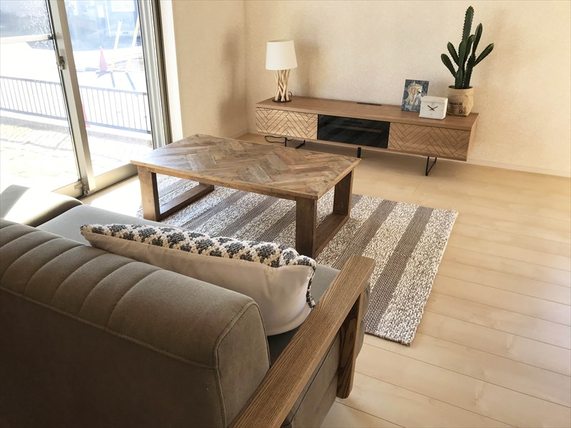 ソファ・ローテーブル・テレビボードのシンプルな一人部屋