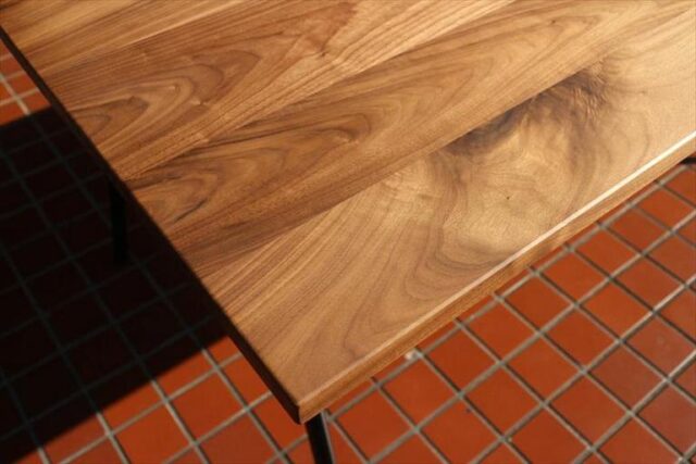 無垢材のダイニングテーブルの天板のアップ