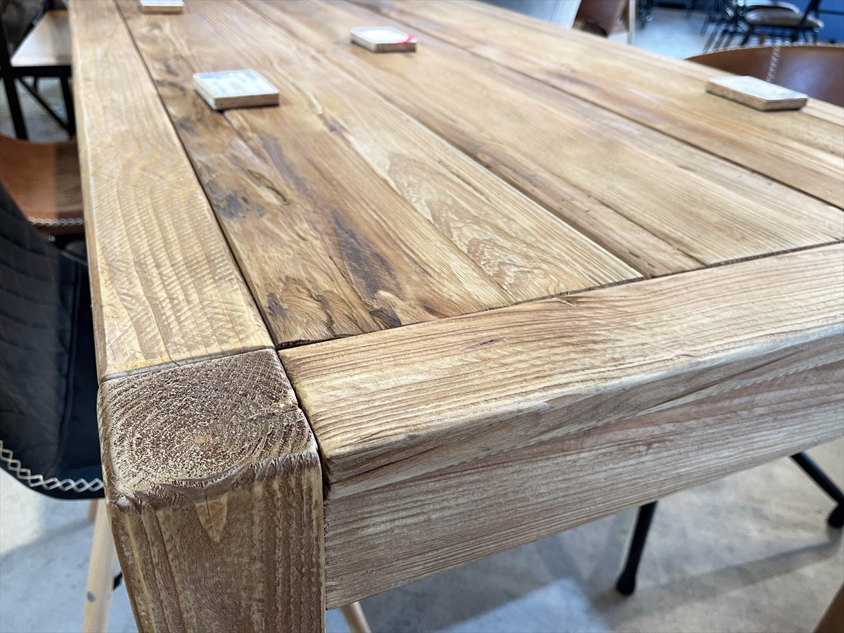 古木を使ったヴィンテージ風のテーブル