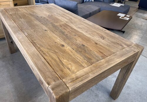 パイン古木のテーブル
