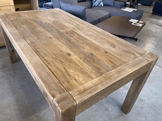 パイン古木のテーブル