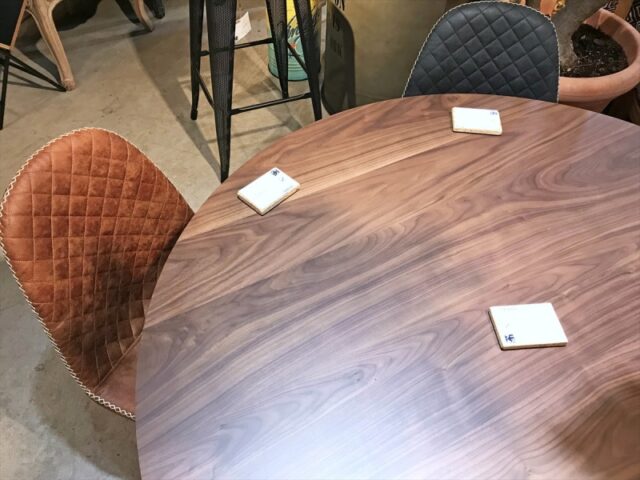 丸テーブルは座る人数を調整できる